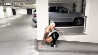 Lara-CumKitten - Mitten im Parkhaus - Mega dringende PUBLIC PISS
