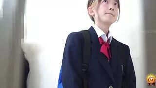 DLEE-706 05 Pee emergency by schoolgirls in line in front of the toilet