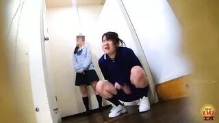 DLEE-706 04 Pee emergency by schoolgirls in line in front of the toilet