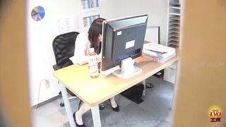 DLEE-602 05 In-house voyeur with OLs rushing to pee
