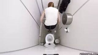 Zuzka Sucha - Peeing in the Museum