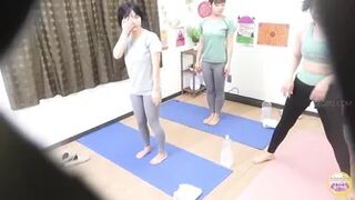 DLSL-512 05 Unbearable wetting shame during yoga class. Dark pee stains spreading in gray tights