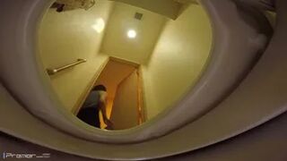 28102940 [Kupaa ... Jet !! 6 shots of holy water over 20 minutes !!] Toilet in the bathroom Mushi-san return vol.28