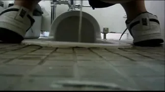 15365838 Uncensored Treasure at that moment (found) in the women's toilet !! Girls  Raw version