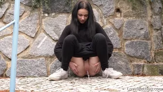 Elizabeth - Pissing Scene