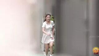DLEE-536 03 Powerful discharges of piss at close-up ranges. Girl’s toilet urination voyeur