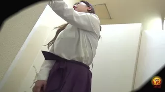 DLEE-472 05 Toilet voyeur: girls barely holding their pee while waiting by the private room door. VOL. 2