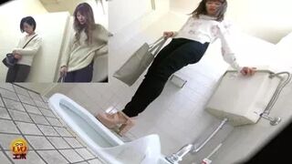 DLEE-472 04 Toilet voyeur: girls barely holding their pee while waiting by the private room door. VOL. 2