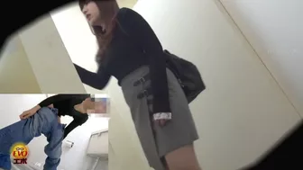 DLEE-472 03 Toilet voyeur: girls barely holding their pee while waiting by the private room door. VOL. 2