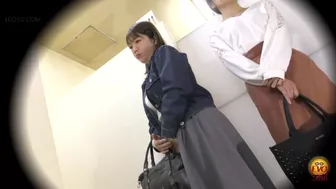 DLEE-363 06 Toilet voyeur - girls barely holding their pee while waiting at the private room door