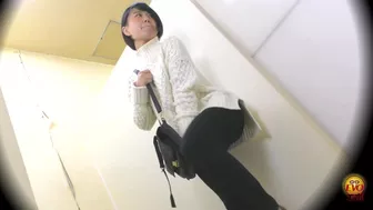 DLEE-363 02 Toilet voyeur - girls barely holding their pee while waiting at the private room door