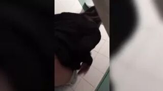 Young_girls_in_the_toilet