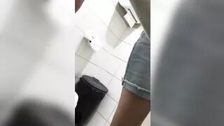 Young_girls_in_the_toilet