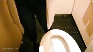 28104038 All 4 people Careful and serious system After taking down the pants, make a self-made toilet seat sheet and see the stains