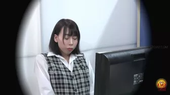 DLEE-512 02 In-house voyeur on the verge of bladder collapse. Pee accumulated during work!