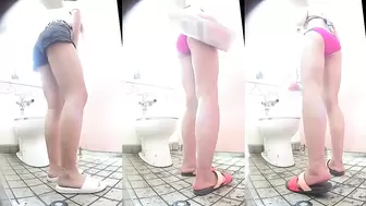 28104138 I took a picture of a Western-style toilet in the sea! 10 Kotekote Gal Carefully Selected Check out the third person's boobs, buttocks and mobile phone!