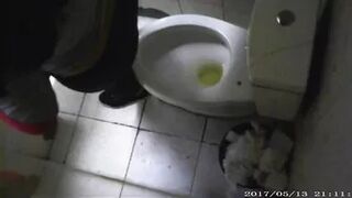 voyeurfilmed from above in a toilet