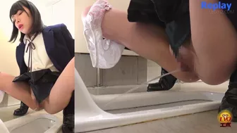 DLEE-366 02 Public toilet peeping - beautiful urinary axis of a school girl with tremendous momentum