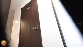 DLEE-281 02 Women undressing in a hurry and peeing naked in the shower