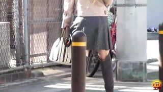 E72-05 02 Western-style toilet secret shooting. Raining pee girls