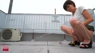 DLFF-227 01 Dynamic pee streams flying under the blue sky