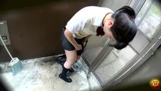 DLEE-253 01 Women can not hold the urine and leaking in the alley