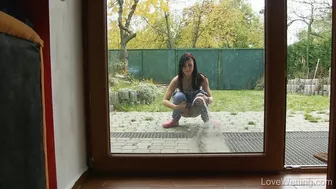 Annie - Pissing Scene