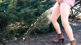 HugeBladderQueen - First steaming outdoor piss