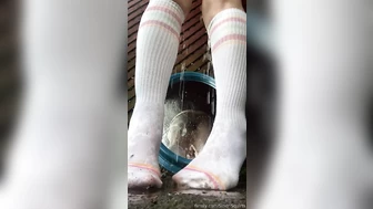 SindriSquirts - Fun little backyard pee