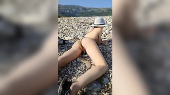 Lily_Slutty - Secretly peed on the beach