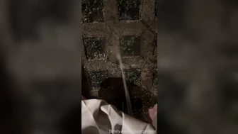 pissingvideos - Peeing in front of my mom in the street...