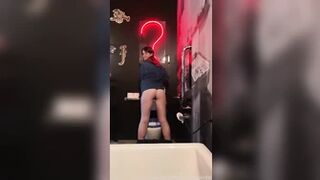 juicyygracee - A whole gallery full of ppl, just outside...