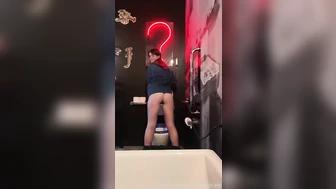 juicyygracee - A whole gallery full of ppl, just outside...