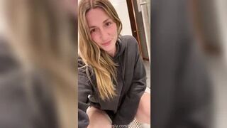 blairxjordan - Pissing in the shower is soooo hot to...