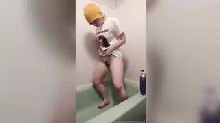 pissmintsalad - I'm desperate to piss, I squirm in the tub...