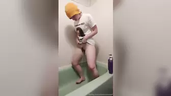 pissmintsalad - I'm desperate to piss, I squirm in the tub...