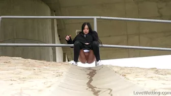 Sydney Love - Pissing scene