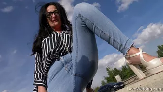 Yasmin - Pissing scene
