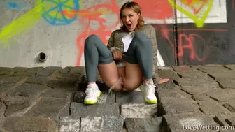 Gina Monelli - Pissing scene