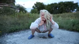 ShannonMarieAnn - Peeing Outside