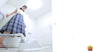 DLEE-799 04 Hidden camera footage of defecation in a bookstore: womens sudden urge to poop.