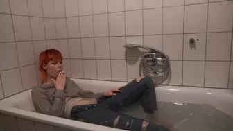 User request Horny jeans piss with Elli_Young MydirtyHobby