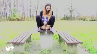 LillyLil - Public piss action hartes wetter