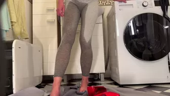 Desperate Pee in My Leggings and Red Shoe (melikai)
