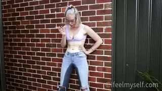 Mikaela - Pee Break 0198