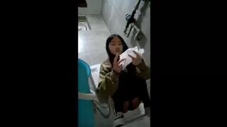 15394499 No What happened in the bathroom of a popular cafe