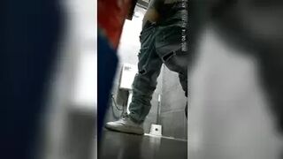 15394499 No What happened in the bathroom of a popular cafe