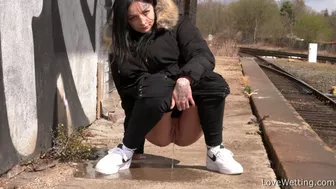 Sydney Love - Pissing Scene