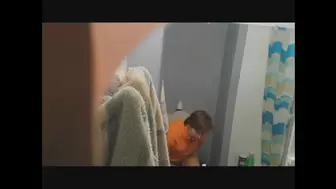 CATHIE PISSE ET CHANGE SA CULOTTE 2014