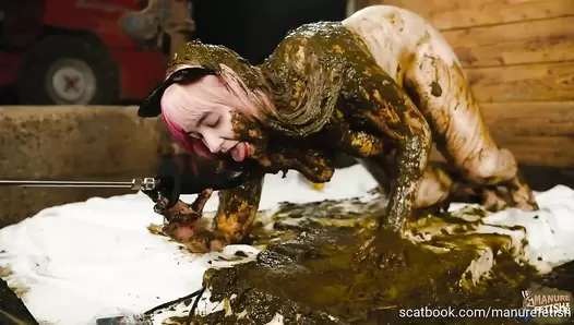 Catwoman Lyndra first time in the manure channel